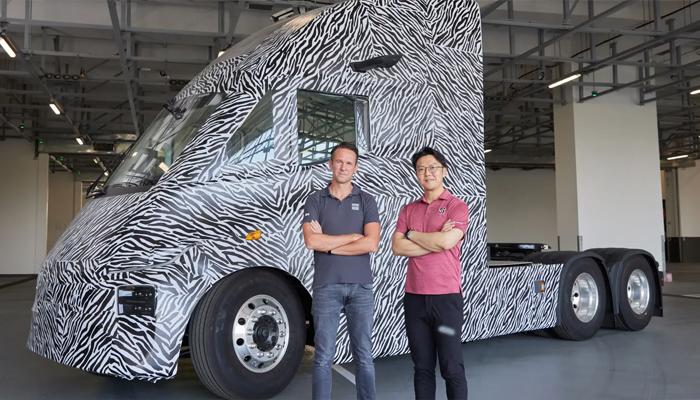  Kristoffer Harvey from Goodman Group and Wen Han from Windrose Technology with the next-generation zero-emission and intelligent heavy-duty truck